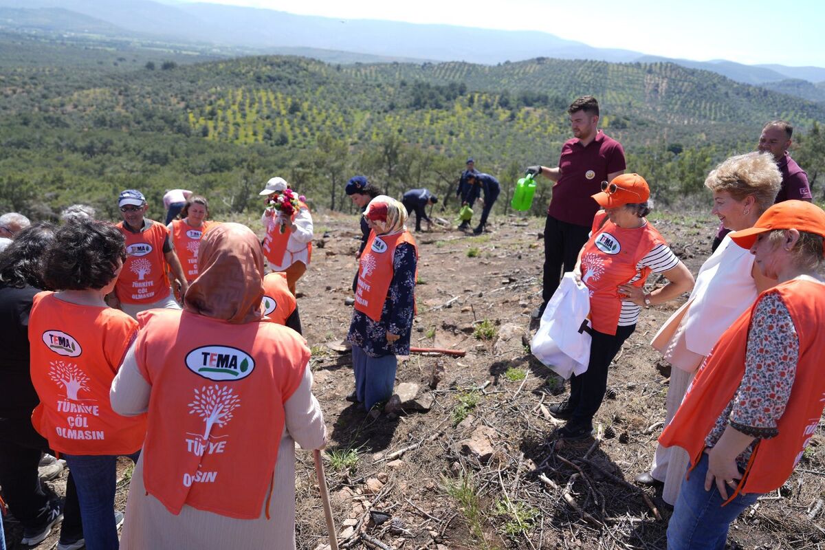 Burhaniye’de çevre bilincini artırmak ve yeşil alanları çoğaltmak amacıyla gerçekleştirilen