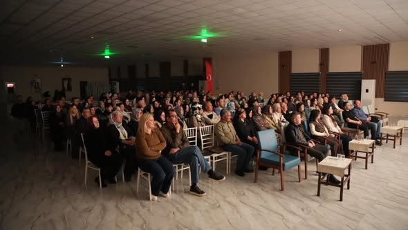 Susurluk Belediyesi Gençlik Tiyatrosu tarafından sahnelenen “Artiz Mektebi” adlı tiyatro