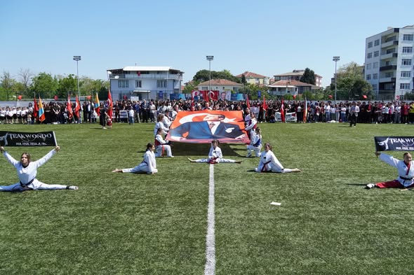 Susurluk’ta 19 Mayıs Coşkusu Stadyumu Doldurdu 703035080 1577710901024778 6577397045767128498 n - Marmara Bölge Gazetesi