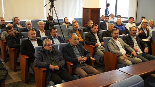 Serkan Sak, mahallelerin ihtiyaç ve taleplerinin değerlendirildiği Muhtarlar İstişare Toplantısı’nın