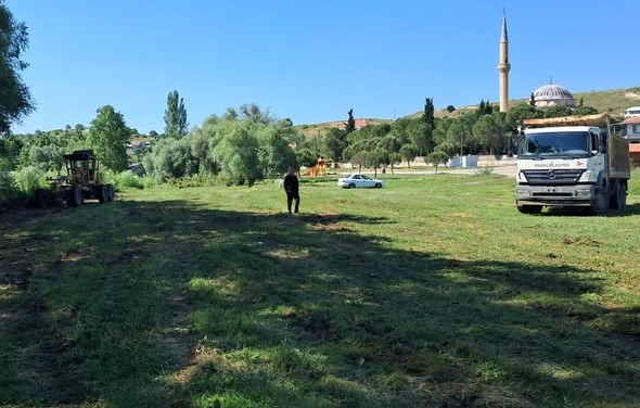 Bigadiç Belediyesi, Çömlekçi Mahallesi’nde bulunan mesire alanında kapsamlı temizlik çalışması