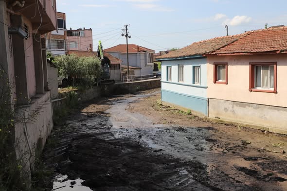 Gönen Belediyesi, Kurban Bayramı öncesinde ilçenin farklı noktalarında temizlik çalışmalarını