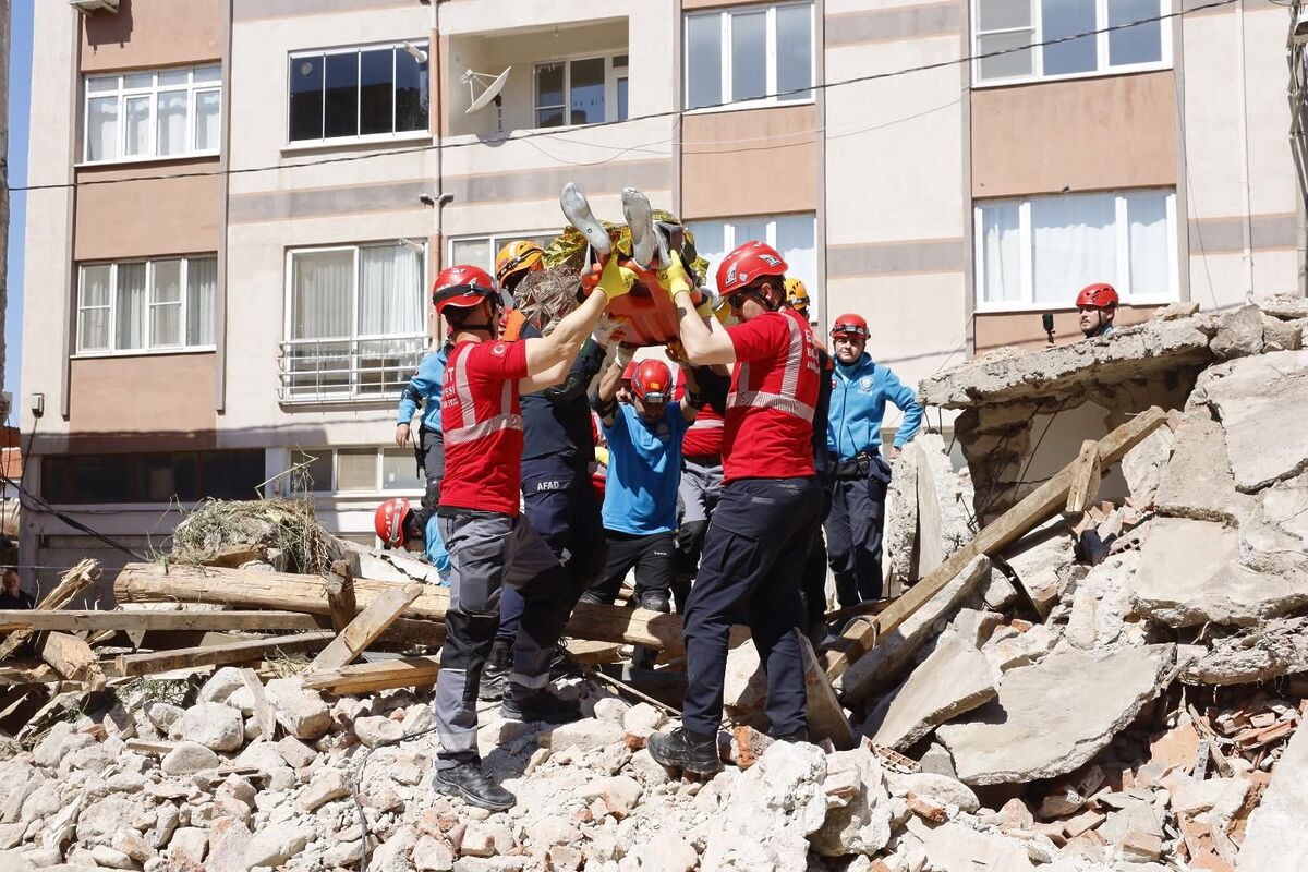 Balıkesir, Çanakkale ve Manisa UMKE ekipleri, Edremit’te düzenlenen kapsamlı deprem