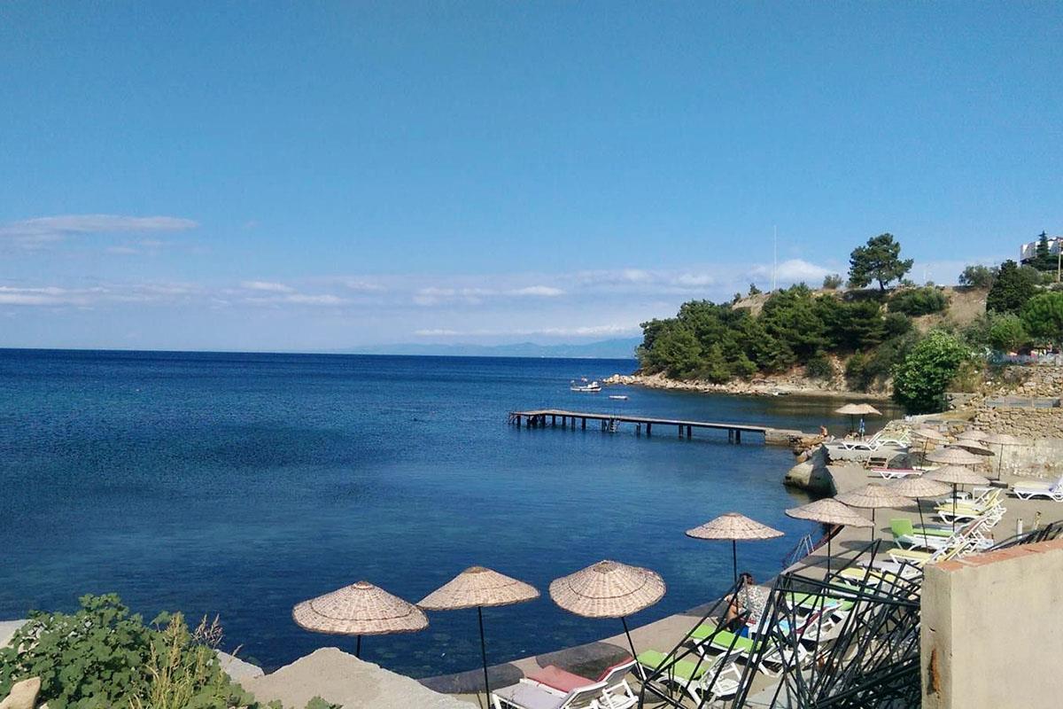 Balıkesir’in Burhaniye ilçesinde, zeytin ağaçlarının gölgesinde saklanan Altınyol Koyu, doğallığını
