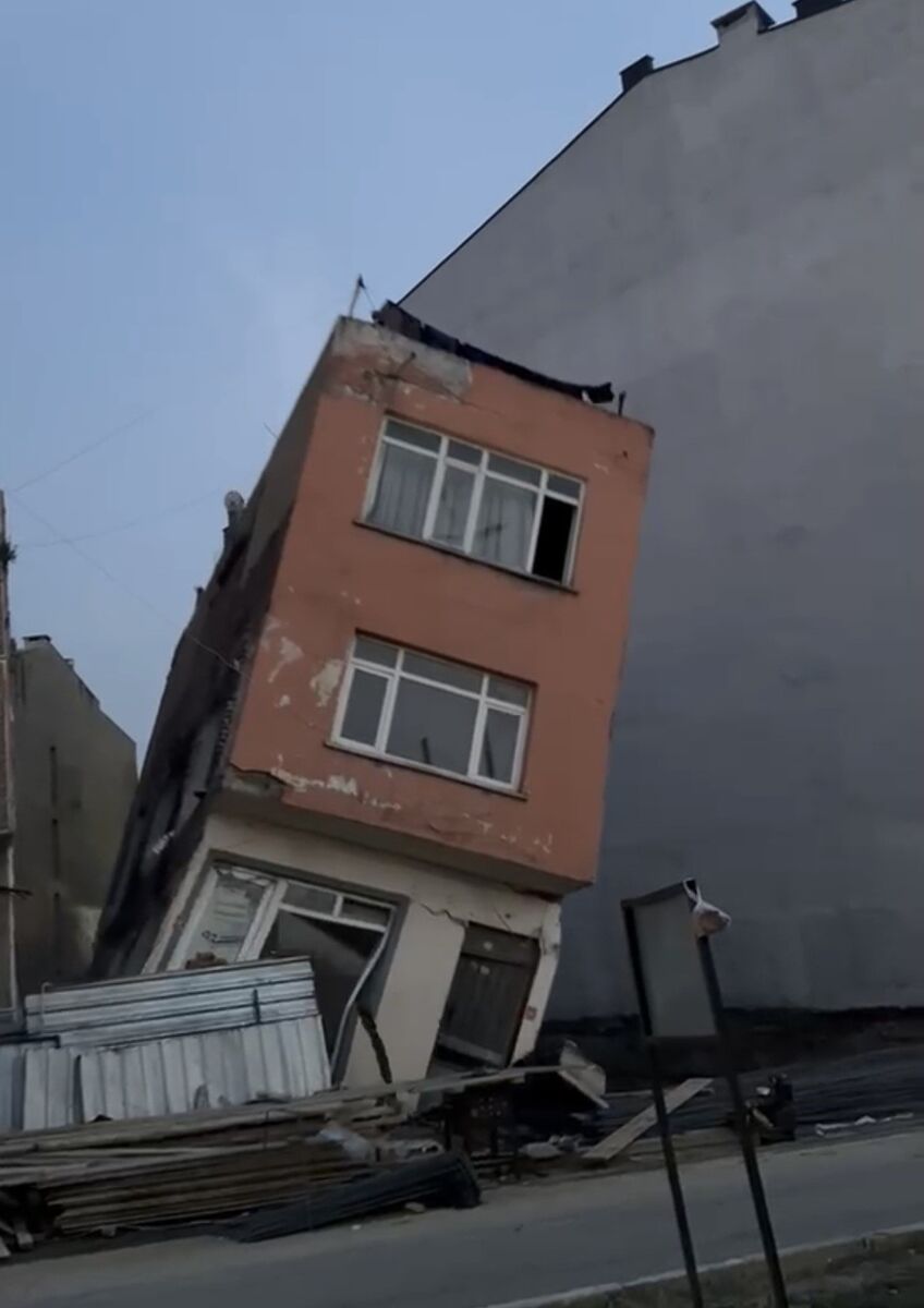 Balıkesir'in Erdek ilçesinde bir arsada yapılan temel kazısı sırasında korku