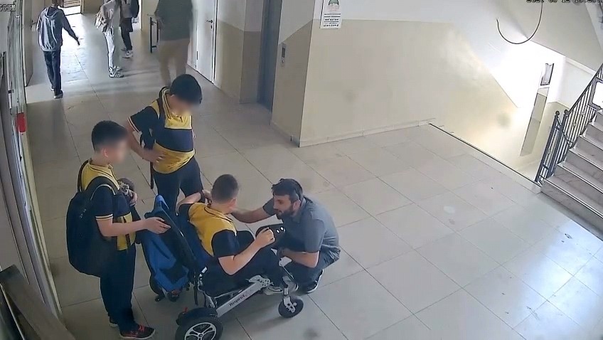 Asansör Bozulunca Öğretmen Engelli Öğrencisini Sırtında Taşıdı AW706074 02 - Marmara Bölge Gazetesi