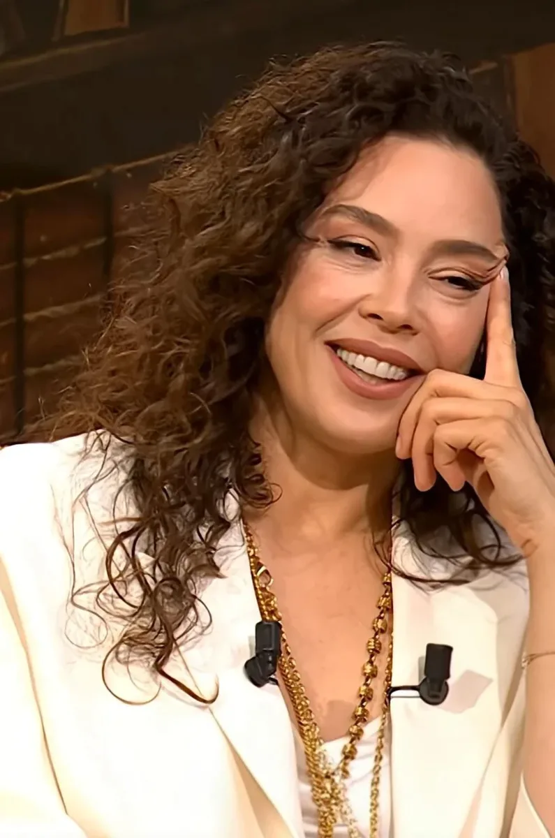 Dünya Güzeli Azra Akın’ın Son Hali Olay Oldu! “Ebru Gündeş’in İkizi Gibi Olmuş” AZRA AKIN EBRU GUNDES 5 - Marmara Bölge Gazetesi