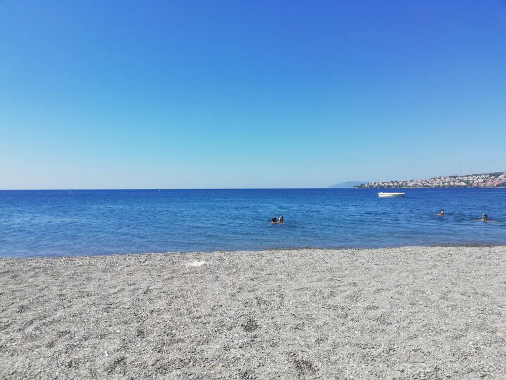 İzmir’in sakinliğiyle öne çıkan ilçesi Seferihisar, yaz aylarında berrak koyları