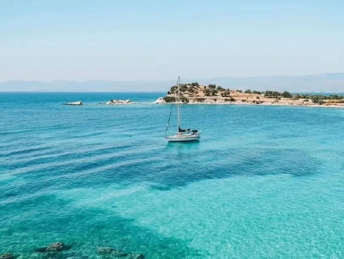 İzmir’in Dikili ilçesinde yer alan Bademli Koyu, berrak turkuaz denizi,