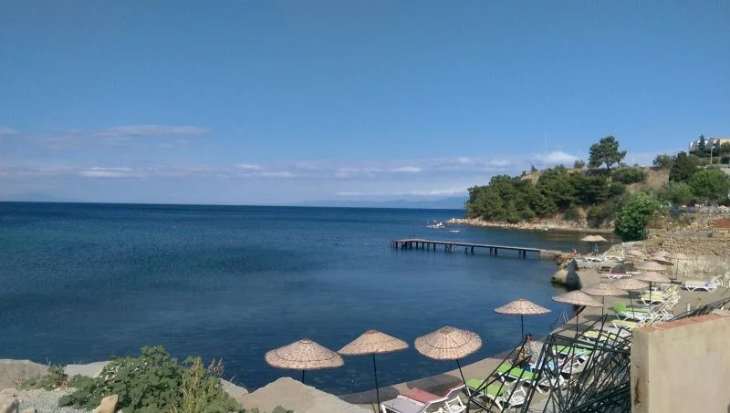 Balıkesir’in gözlerden uzak kalmış kıyılarından biri olan Pelitköy Bağlarburnu Sahili,