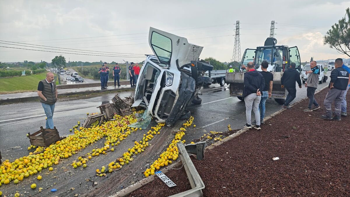 SON DAKİKA: Edremit'te Elma Yüklü Kamyonet Devrildi! Edremitte Elma Yuklu Kamyonet Devrildi 2 - Marmara Bölge Gazetesi