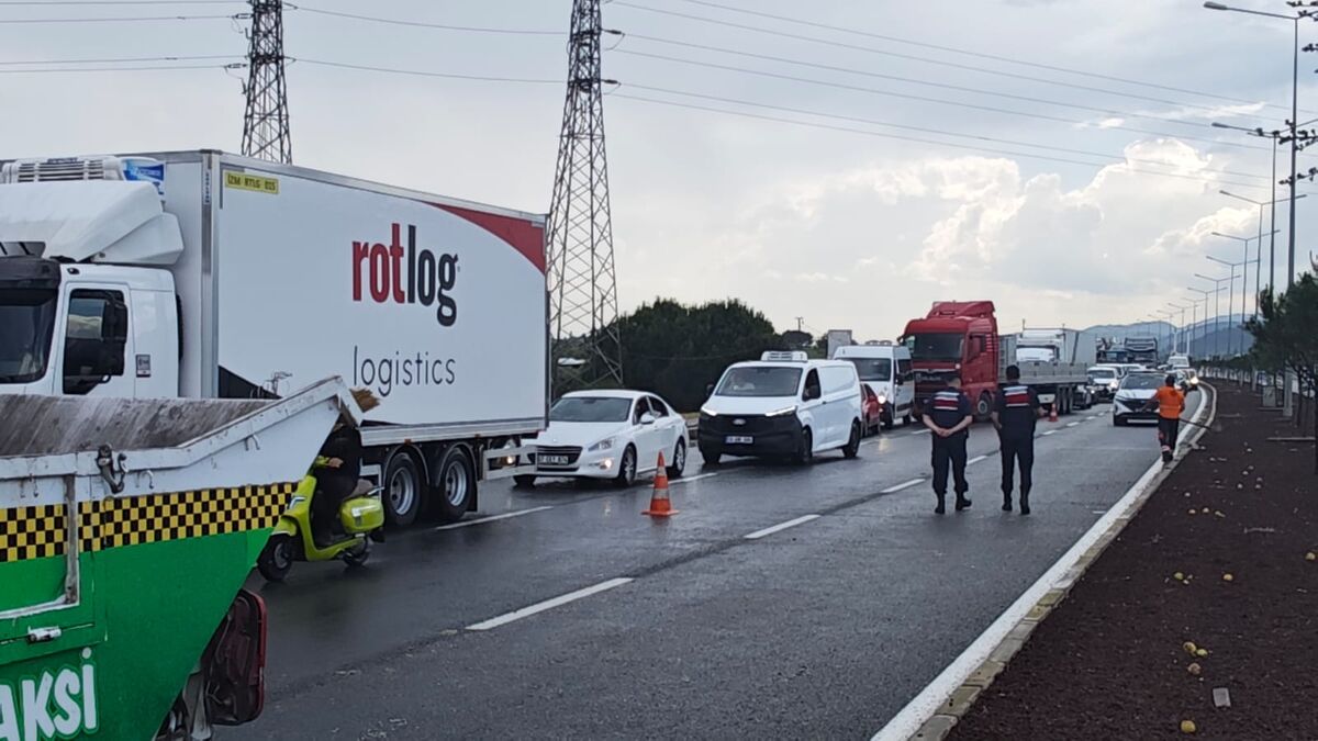 SON DAKİKA: Edremit'te Elma Yüklü Kamyonet Devrildi! Edremitte Elma Yuklu Kamyonet Devrildi 3 - Marmara Bölge Gazetesi