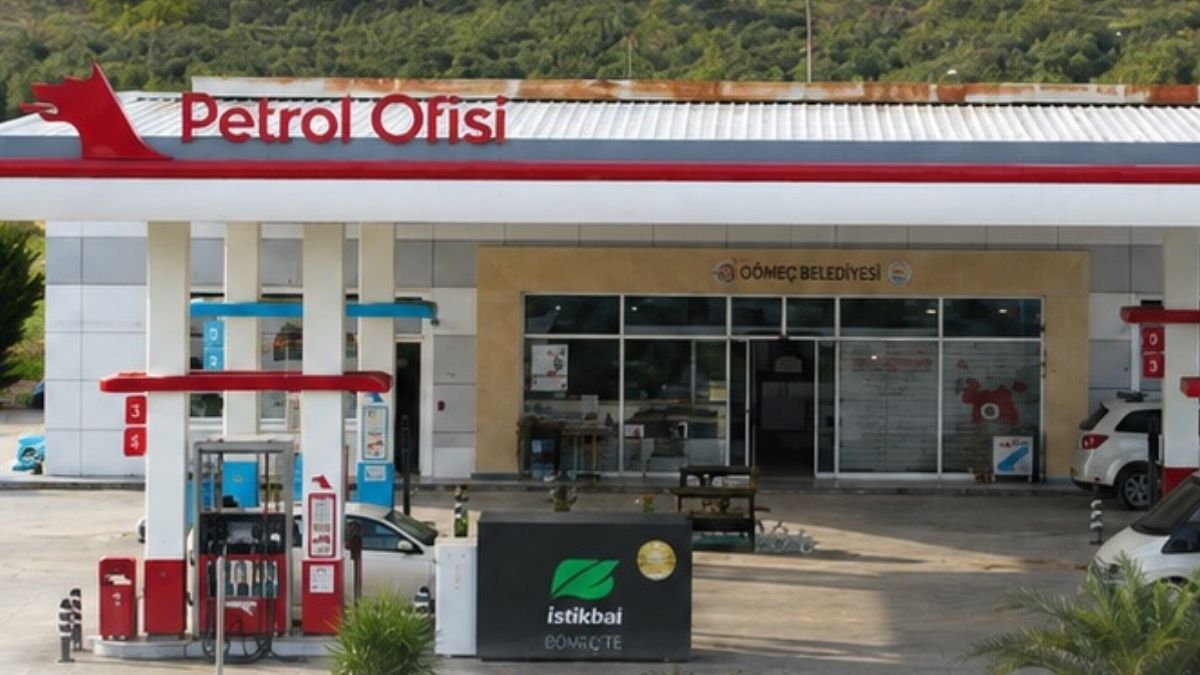 Balıkesir’in Gömeç ilçesinde belediye tarafından kamulaştırılarak yenilenen akaryakıt istasyonu hizmet