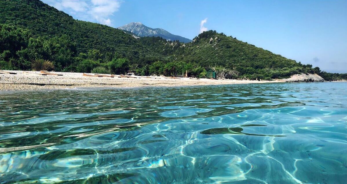 Aydın’ın Kuşadası ilçesine bağlı Güzelçamlı, berrak denizi, çam ormanlarıyla çevrili