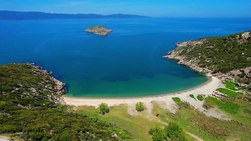 Balıkesir’in Erdek ilçesindeki Küçükova Koyu, berrak denizi ve yemyeşil doğasıyla