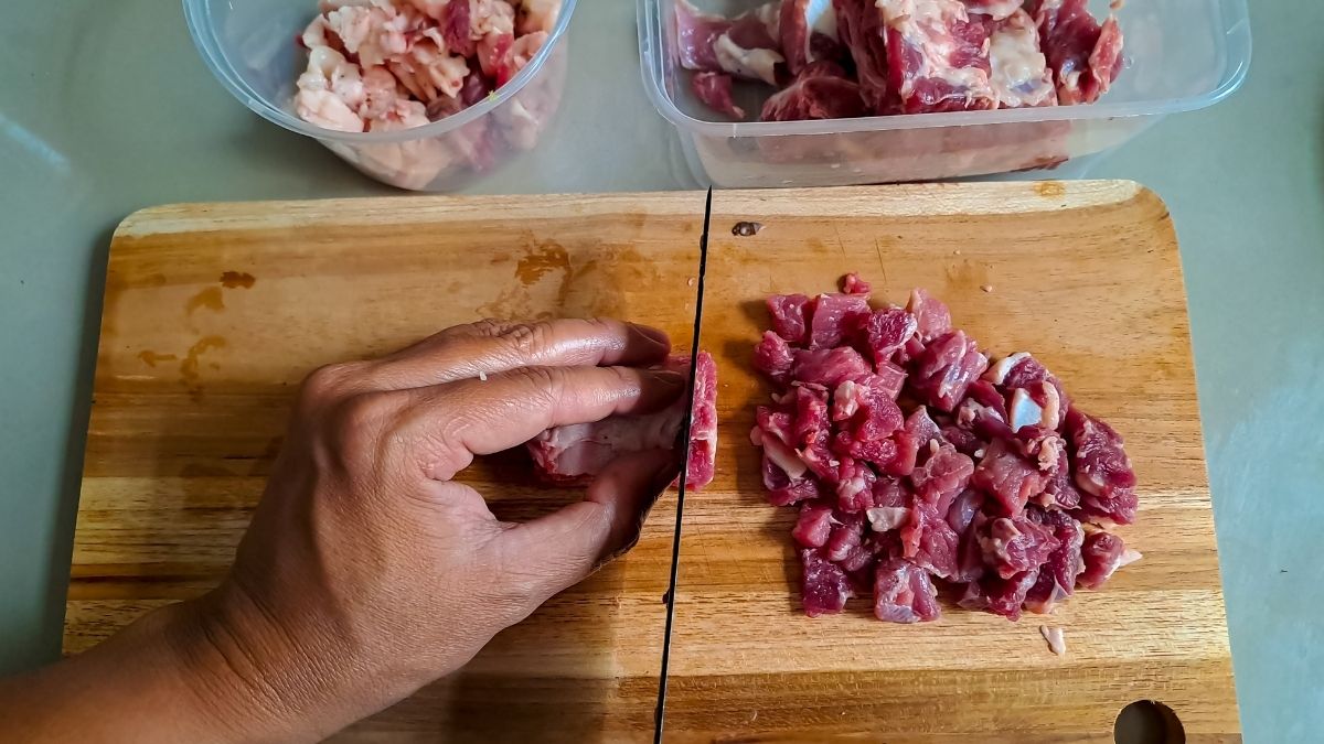 Kurban eti doğradıktan sonra elde kalan ağır koku, birçok kişinin