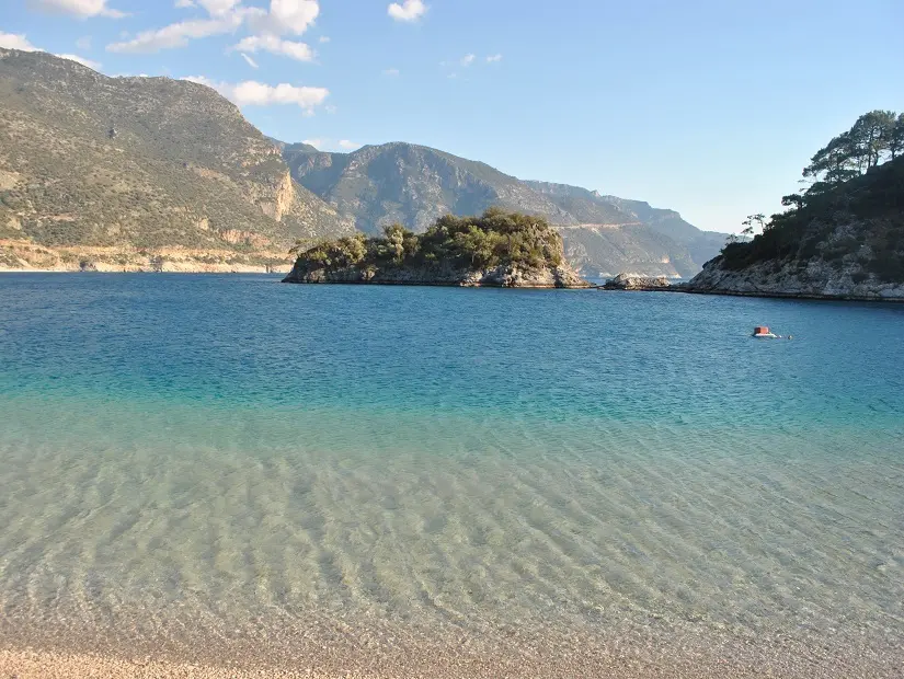 İzmir’in huzur dolu ilçesi Foça, son dönemde doğal güzelliğiyle dikkat