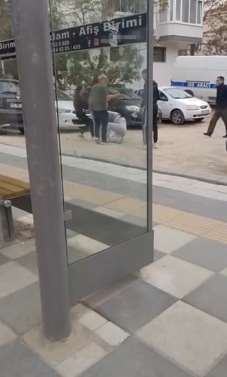 Kız Kavgasını Ayırmak İsteyen Yaşlı Adama Bıçakla Saldırdılar! Kiz Kavgasini Ayirmak Isteyen Yasli Adama Bicakla Saldirdilar 1 - Marmara Bölge Gazetesi