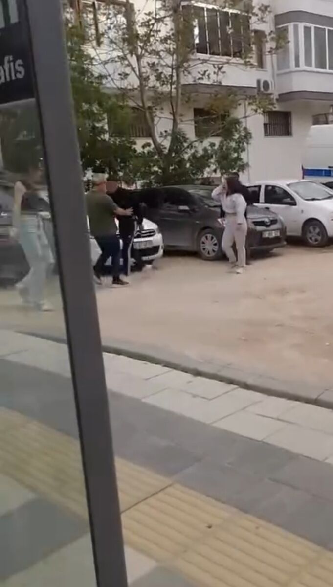 Kız Kavgasını Ayırmak İsteyen Yaşlı Adama Bıçakla Saldırdılar! Kiz Kavgasini Ayirmak Isteyen Yasli Adama Bicakla Saldirdilar 3 - Marmara Bölge Gazetesi