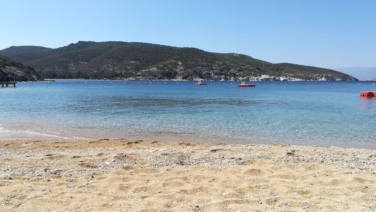 İzmir’in Foça ilçesinde yer alan Mersinaki Plajı, cam gibi berrak