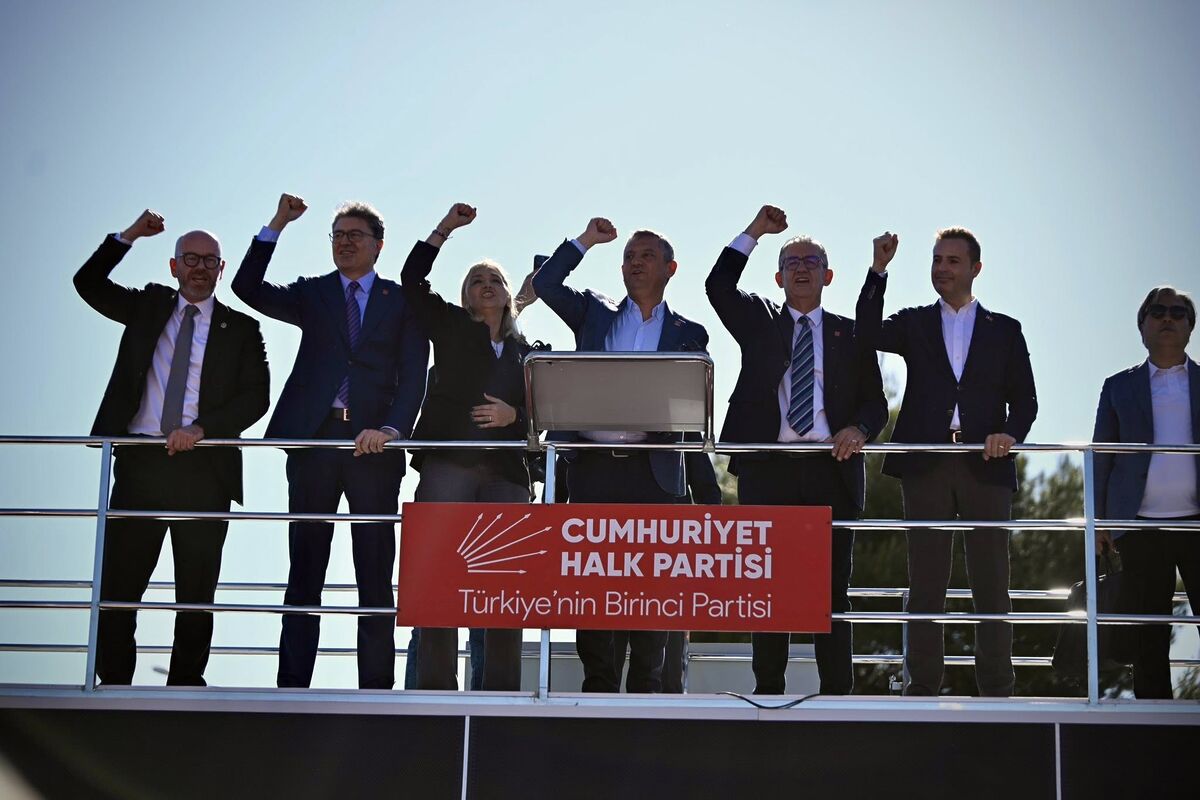 Özgür Özel Balıkesir’den İktidara Yüklendi: “Her CHP’li Cumhurbaşkanı Adayıdır” OZGUR OZEL BALIKESIR MITING 8 - Marmara Bölge Gazetesi