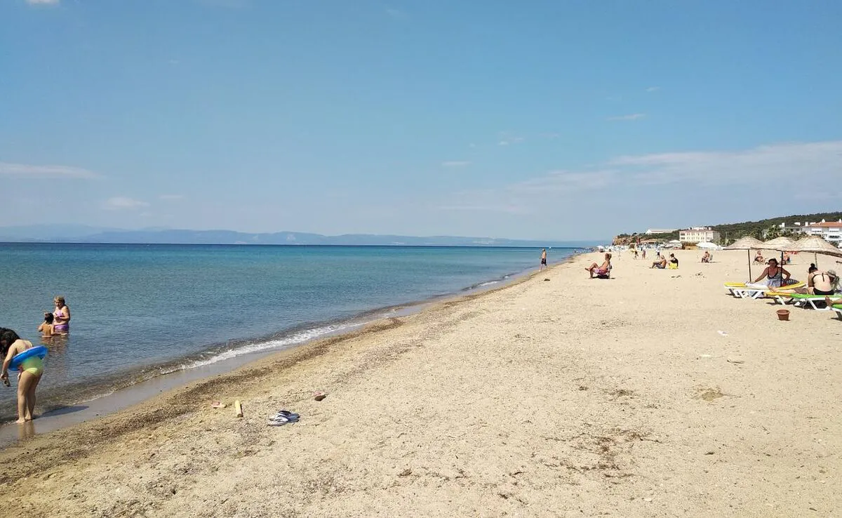 Ayvalık’ın gözde noktalarından Sarımsaklı Plajı, altın sarısı kumları ve berrak