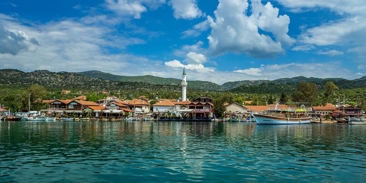 Akdeniz’in kıyısında, kalabalığın ve gürültünün uzağında öyle bir köy var