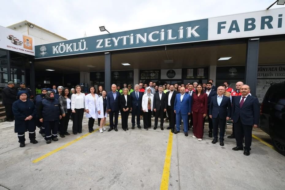 Bakan Yumaklı’dan Ayvalık Zeytincilik Tesisine İnceleme! WhatsApp Image 2026 05 09 at 16.54.11 1 - Marmara Bölge Gazetesi