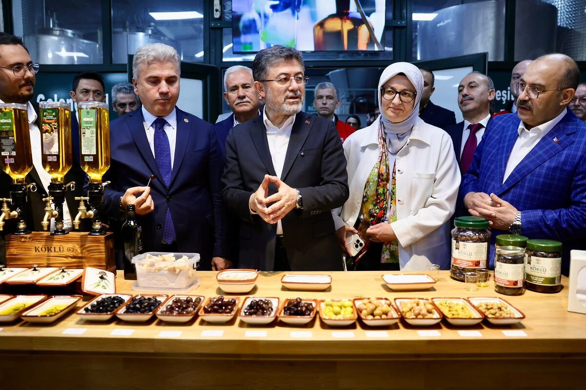 Bakan Yumaklı’dan Ayvalık Zeytincilik Tesisine İnceleme! WhatsApp Image 2026 05 09 at 16.54.11 4 - Marmara Bölge Gazetesi