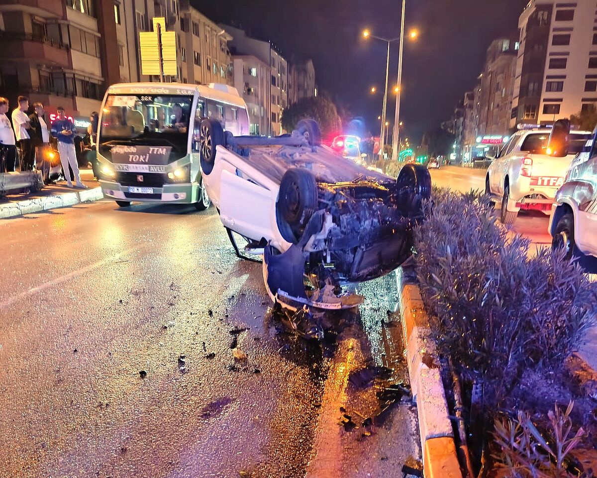 Balıkesir’in Karesi ilçesinde akşam saatlerinde meydana gelen zincirleme trafik kazası