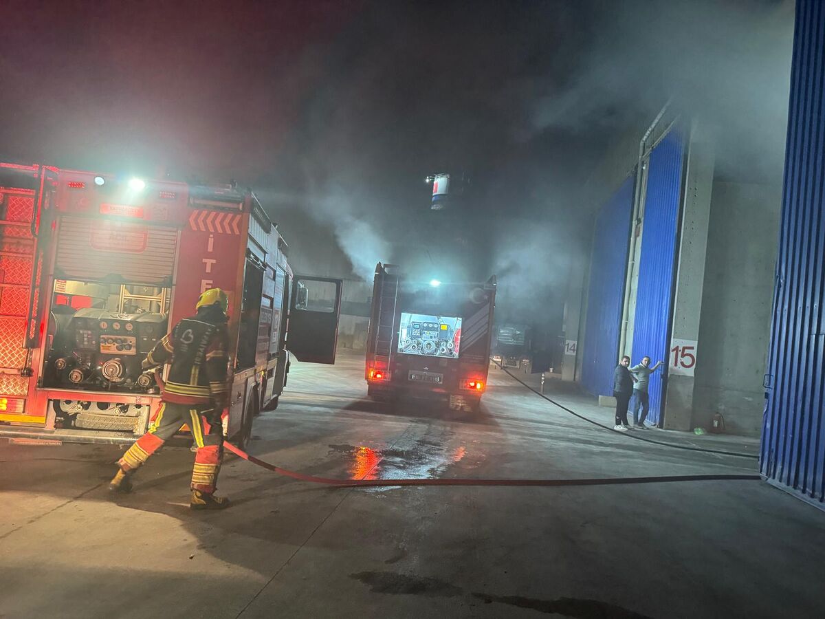 Bandırma-Balıkesir Karayolu üzerindeki bir depoda çıkan yangın paniğe neden olurken,