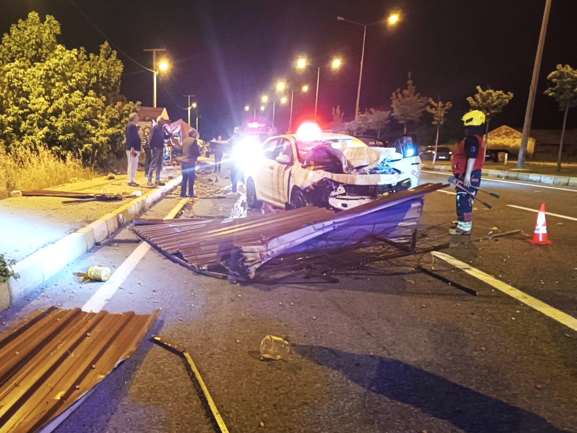 Havran’da Otomobil İşletmeye Daldı! WhatsApp Image 2026 05 13 at 23.50.03 - Marmara Bölge Gazetesi