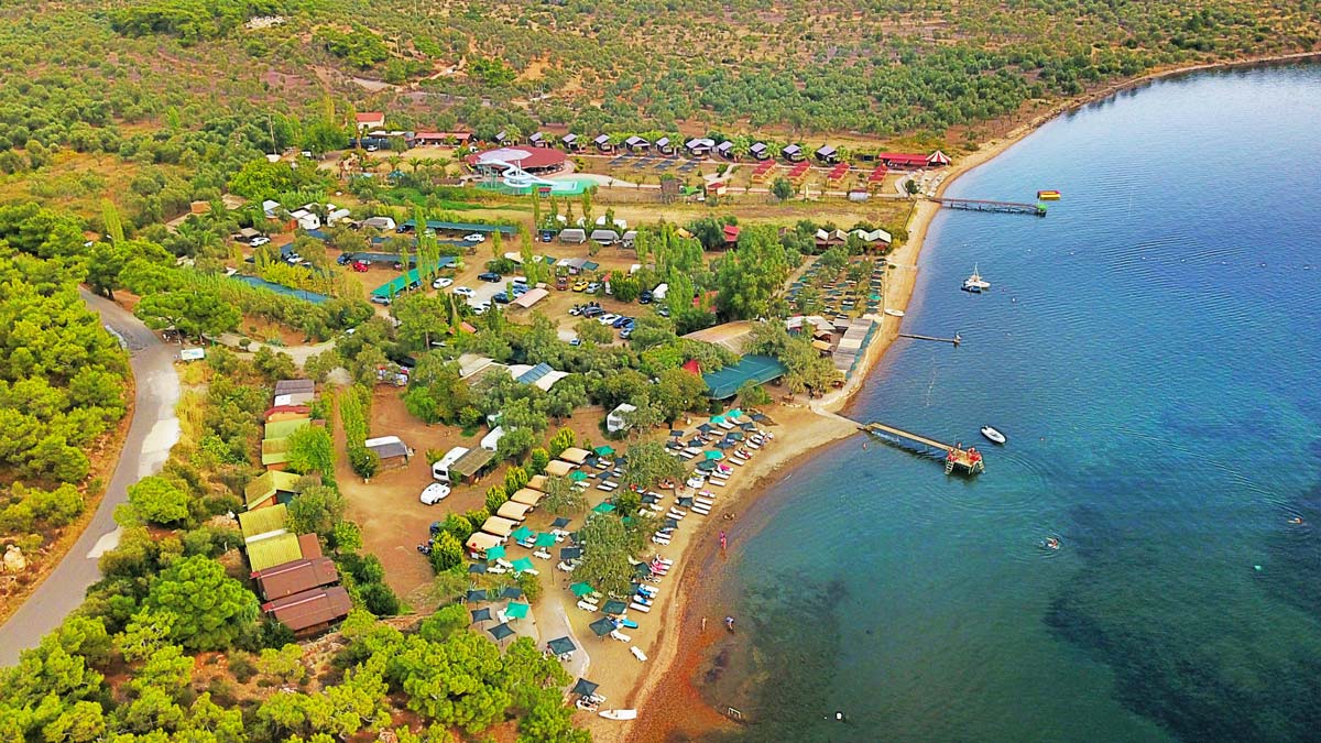 Balıkesir’in gözde tatil noktalarından Cunda Adası’nda bulunan Çataltepe Plajı, berrak