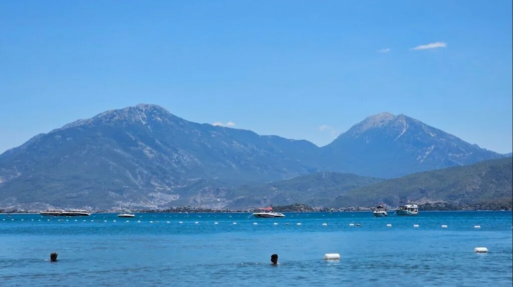 Muğla’nın doğal güzellikleri arasında öne çıkan Akmaz Plajı, berrak denizi