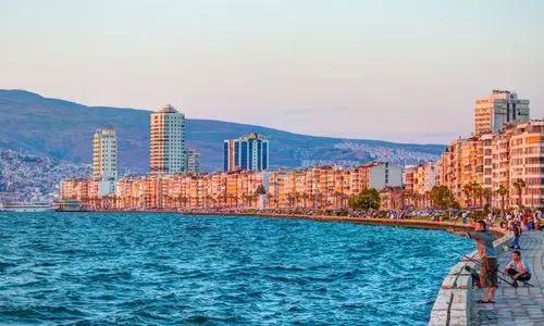 İzmir’in en köklü alışveriş noktalarından biri olan Kemeraltı Çarşısı, tarihi