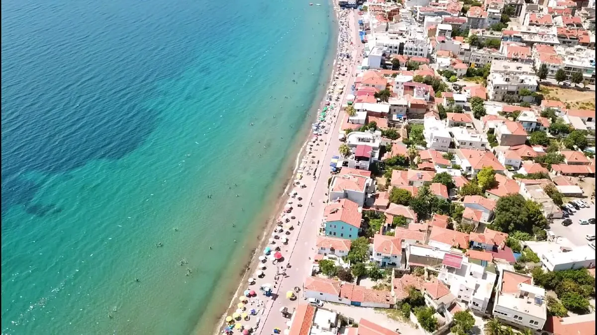İzmir’in Dikili ilçesine bağlı Çandarlı, tarihi atmosferi, masmavi denizi ve