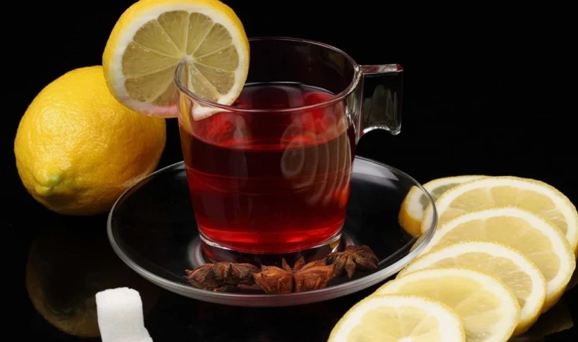 Çaya limon eklemek, sadece lezzeti artırmakla kalmıyor; aynı zamanda sağlık