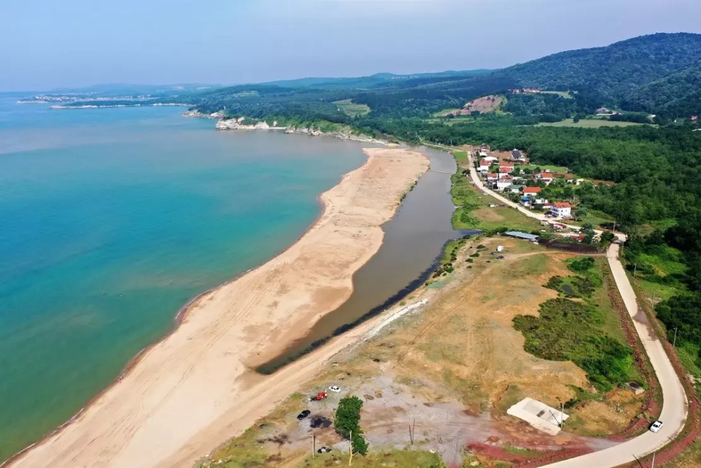 Antalya’nın Konyaaltı ilçesinde bulunan Sarısu Plajı, temiz denizi, doğal atmosferi