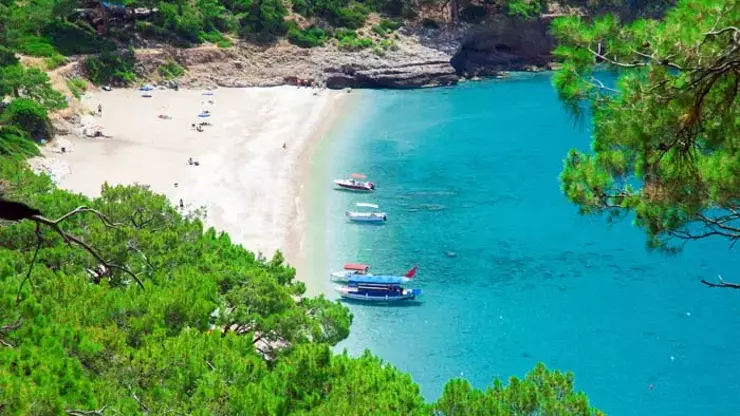 Muğla’nın Fethiye ilçesinde bulunan Kabak Koyu, sakinliği ve büyüleyici doğasıyla