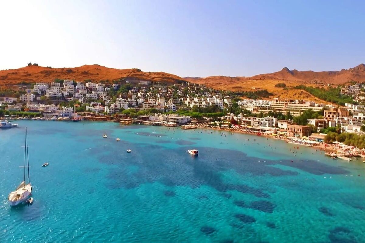 Muğla’nın Karaincir Halk Plajı, berrak denizi ve ince kumlu sahiliyle