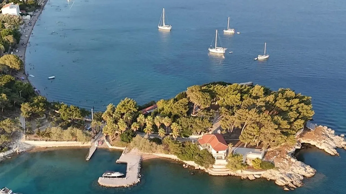 İzmir’in Karaburun ilçesinde bulunan Manal Koyu, sakin atmosferi ve bakir