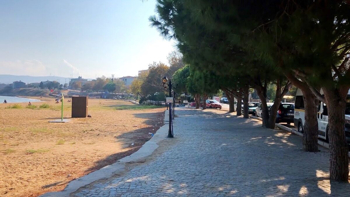 Erdek’in gözde noktalarından Tatlısu Koyu, beyaz kumlu sahili ve cam