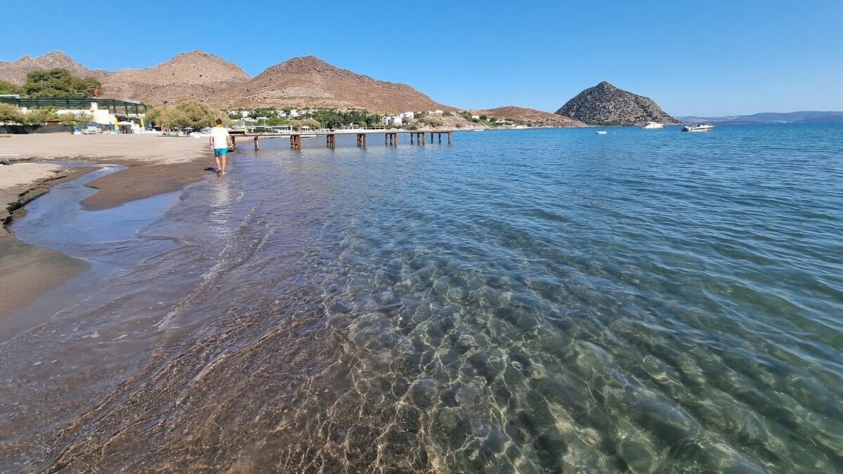 Muğla’nın gözde sahillerinden Karaincir Halk Plajı, berrak denizi ve sakin