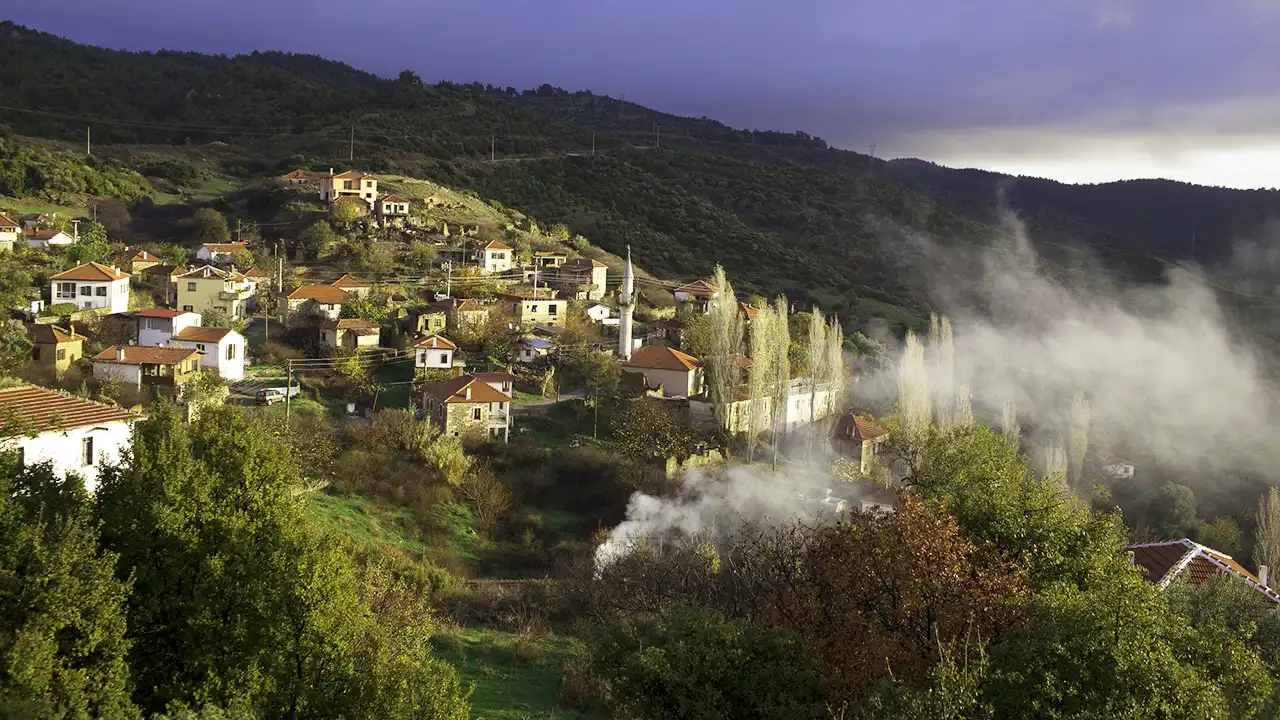 Orhanlı Köyü, doğal atmosferi, köklü geçmişi ve zeytin ağaçlarıyla çevrili