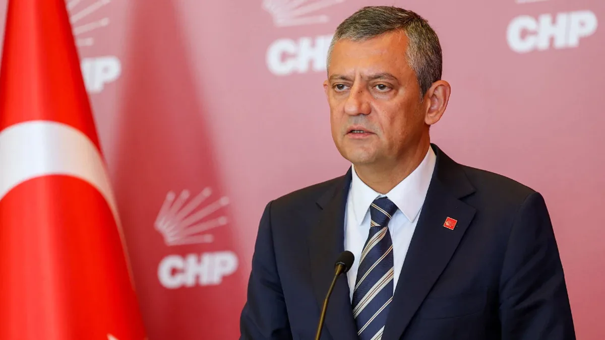 CHP Genel Başkanı Özgür Özel, CHP Genel Merkezi önünde yaşanan