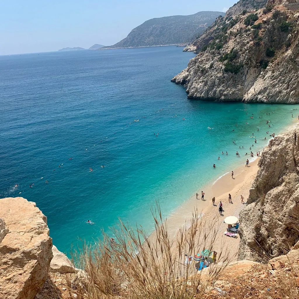 Kaputaş Plajı, turkuaz rengiyle dikkat çeken berrak denizi ve etkileyici