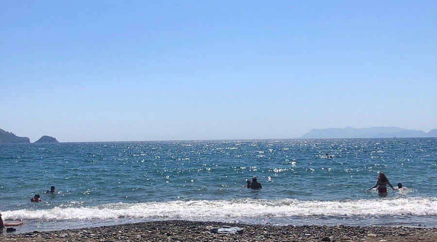 Muğla’nın Fethiye ilçesindeki Karaot Plajı, sakin atmosferi ve doğal güzellikleriyle