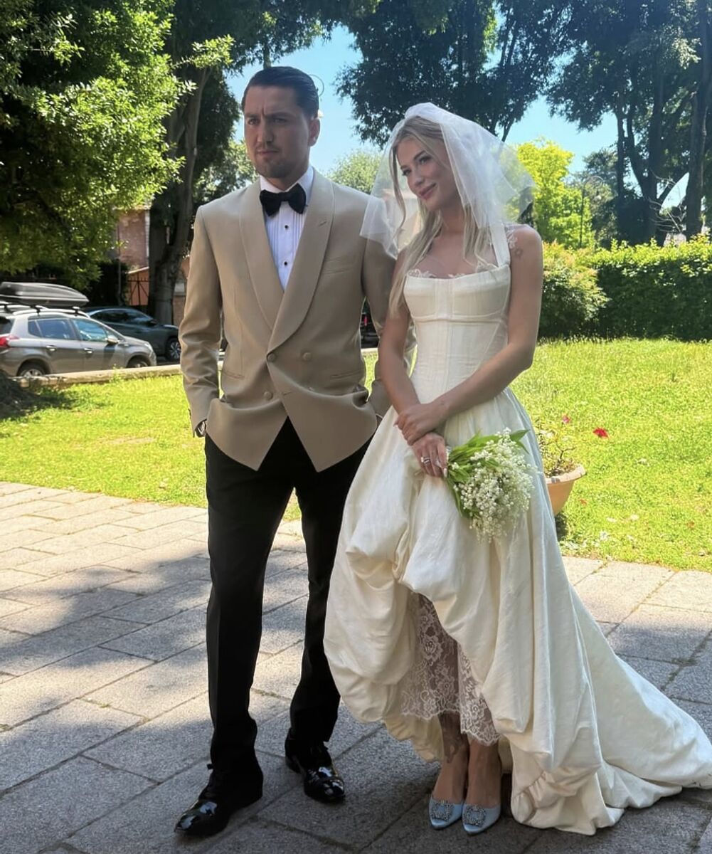 Milli Futbolcu Cengiz Ünder İle Evlenen Bilge Yenigül’ün Gelinliği Sosyal Medyayı İkiye Böldü s 5bf495933b02eff99e98cd4f4b5283a37bd3de20 - Marmara Bölge Gazetesi