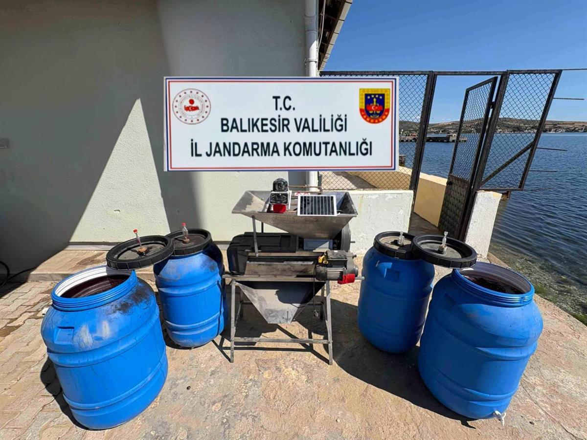 Balıkesir İl Jandarma Komutanlığı ekipleri tarafından gerçekleştirilen operasyonlarda kaçakçılık ve