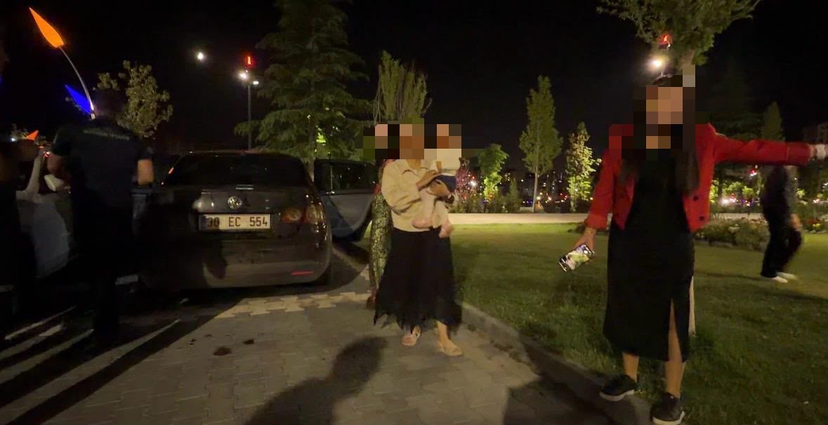 10 Aylık Bebeğini Araçta Unuttu, Gazetecilere Saldırdı! 10 Aylik Bebegini Aracta Unuttu Gazetecilere Saldirdi 4 - Marmara Bölge Gazetesi
